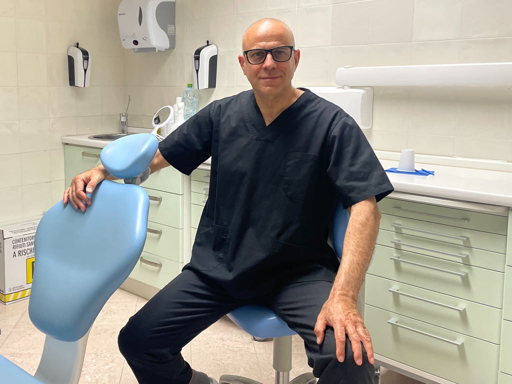 Il Dr. Davide Catania nel suo studio dentistico